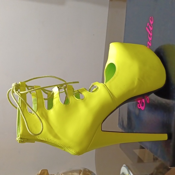 Eye Candie Juliana -93 High Heel Shoe. Color: Yellow and Size: 9. - Picture 4 of 6